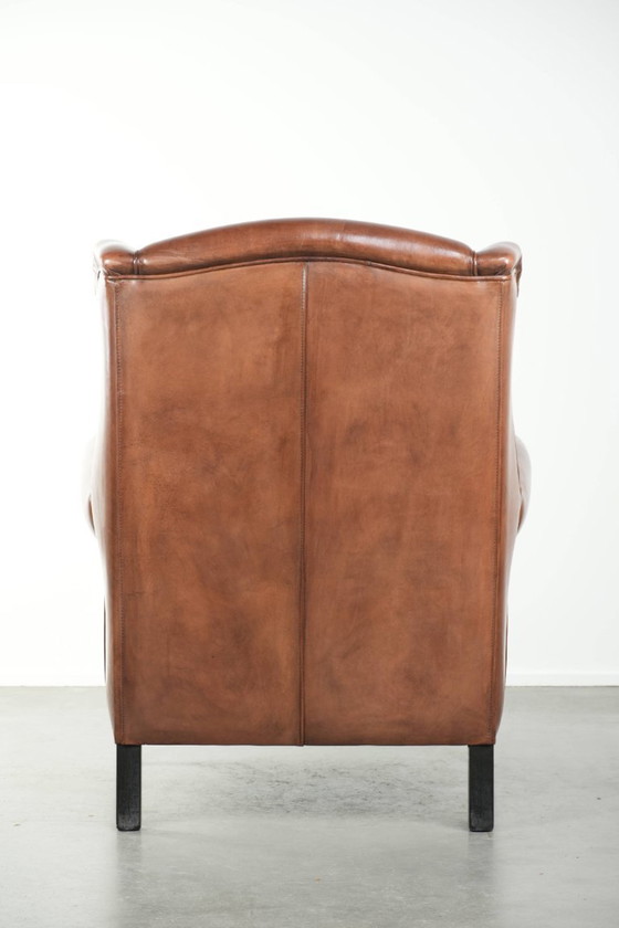 Image 1 of Sillón orejero grande de piel de oveja de estilo inglés clásico, en perfecto estado.