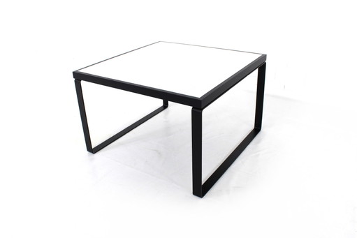 comme neuf, table basse carrée avec plateau réversible en chêne blanc et noir avec patins en acier
