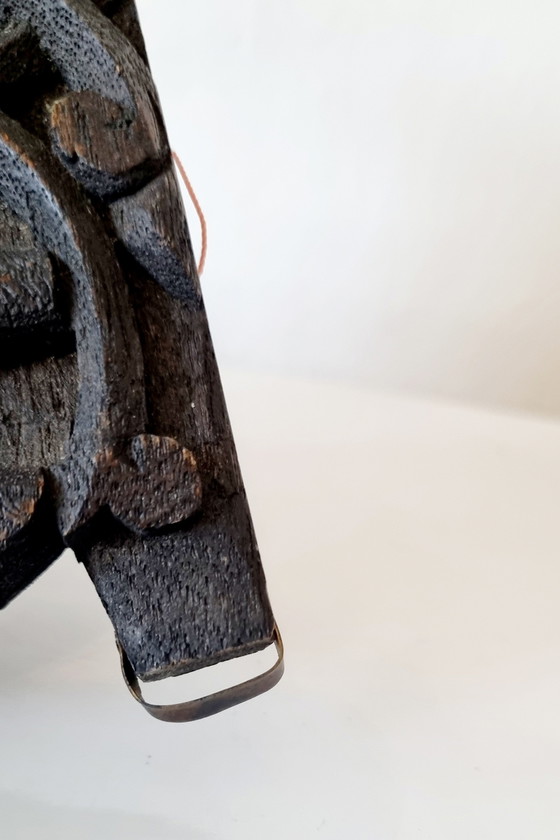 Image 1 of Antica bilancia in legno di teak intagliato.