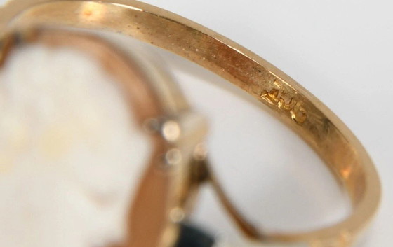 Image 1 of Beautiful 375 9kt gold ring with shell cameo