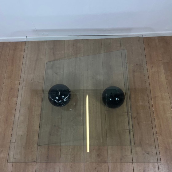 Image 1 of Roche Bobois asymmetrischer Couchtisch aus Glas und Marmor, 1980/90