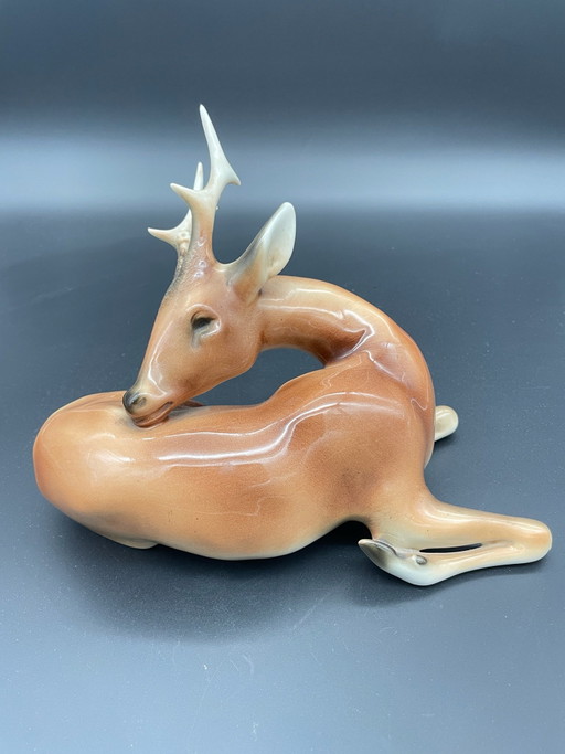 Royal Dux 657 – Vintage-Porzellanskulptur eines liegenden Hirsches, Böhmen