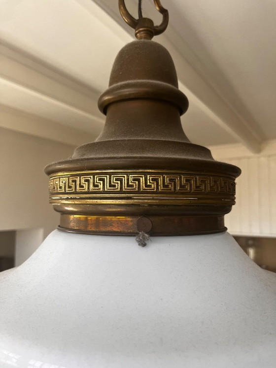 Große Art-Deco-Lampe (Schullampe) – Opalmilchglas und Messing mit mäanderförmigem Rand (Ø 40 cm) (photo 4 of 6)