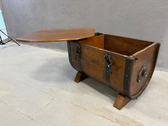 Image 1 of Cassapanca contenitore in rovere a forma di botte con cinghie in metallo nero, anni '30-'40
