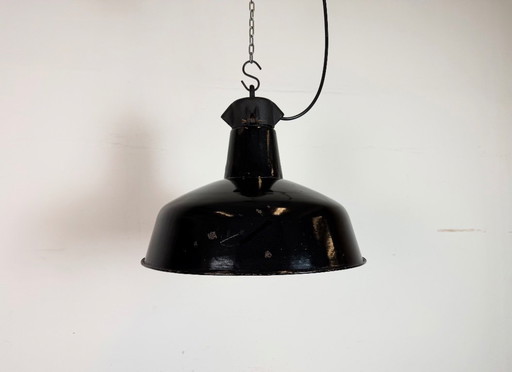 Industriële zwarte geëmailleerde fabriekslamp met gietijzeren bovenkant, jaren 50