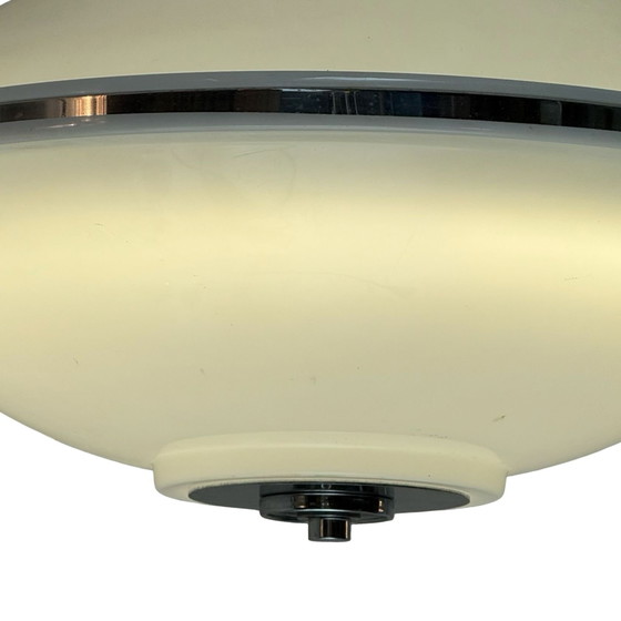 Image 1 of Lampada a sospensione modello - Acrilico bianco Design Space Age / Anni '70 italiano - Nello stile di Guzzini