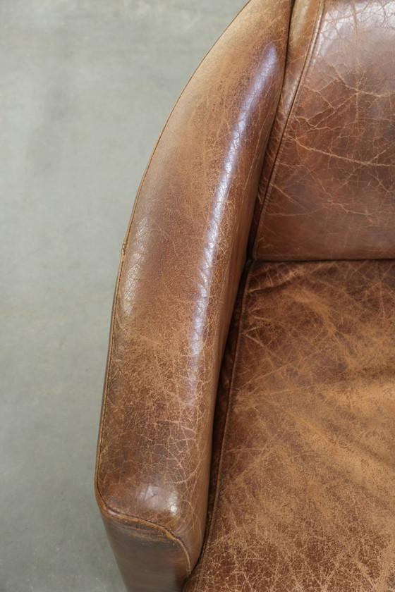 Image 1 of Poltrona in robusto cuoio bovino color cognac, modello Aviator, dall'aspetto elegante e senza tempo.