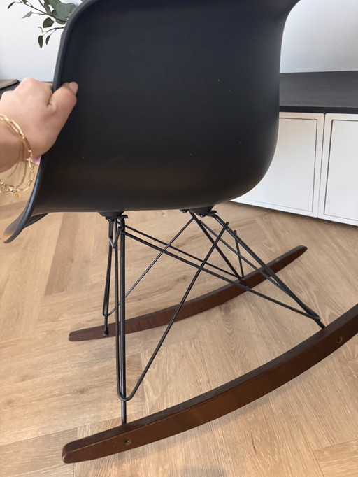 Vitra hat selten schwarzes Schommelholz mit schwarzem Untergestell und esdoorn walnoot ohne Untergestell