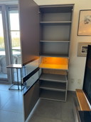 Mobile TV a parete Gwinner in rovere con 2 vetrine e illuminazione integrata.