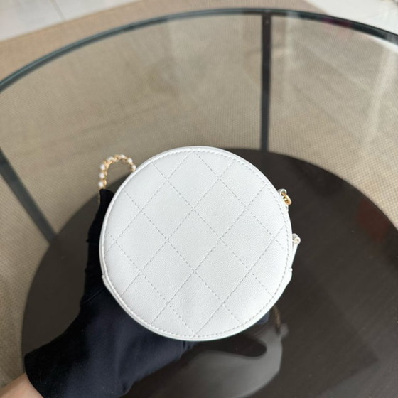 Image 1 of Pochette Chanel rotonda con perle e catena in pelle di vitello bianca con finiture in oro anticato 29