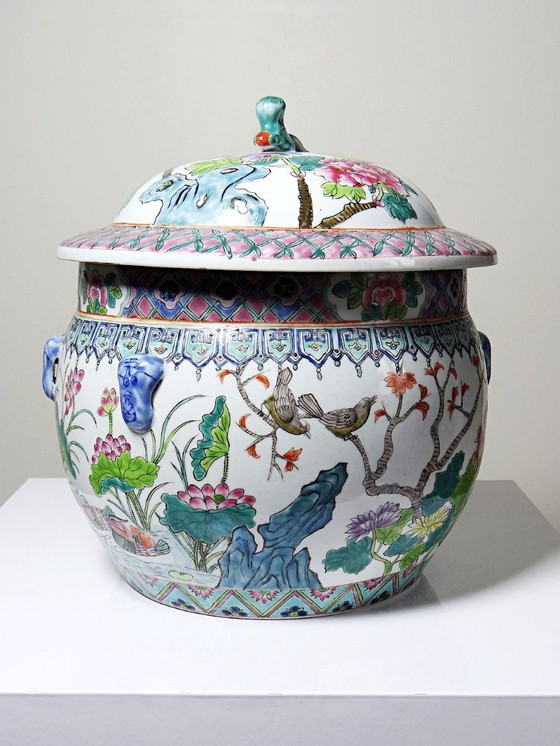 Image 1 of Grand pot couvert en porcelaine de Chine, décor famille rose floral, XXe siècle