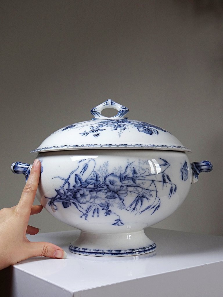 Sarreguemines fine earthenware tureen, Carmen pattern, blue