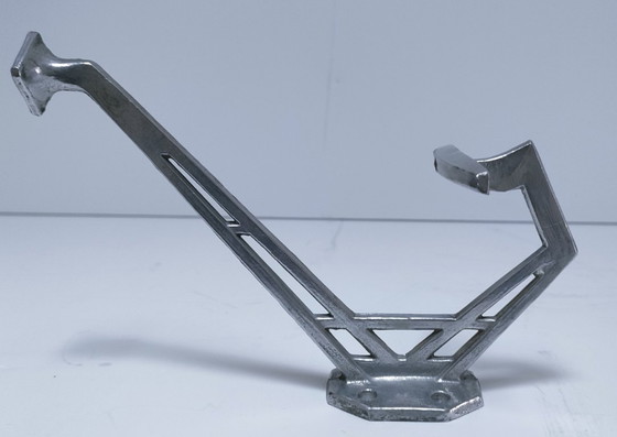 Image 1 of Tres ganchos para abrigos de latón, cromo y aluminio.