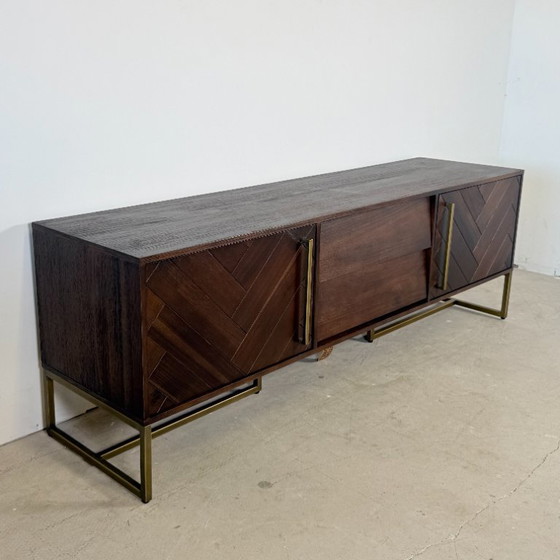 Credenza/mobile TV Dutchbone Class – Legno di acacia con venature a spina di pesce e ottone anticato (photo 3 of 12)