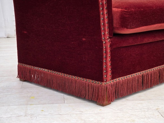 Image 1 of Deense tweezitsbank met neerklapbare armleuningen in Spaanse stijl, jaren 70, bekleed met velours.