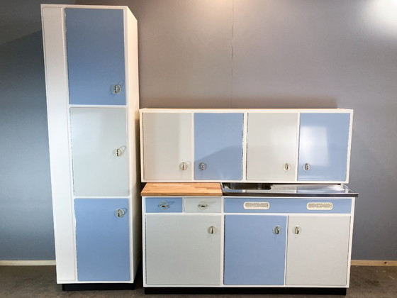 Image 1 of Muebles de cocina, azul pastel y gris claro, estilo años 60, mediados de siglo.