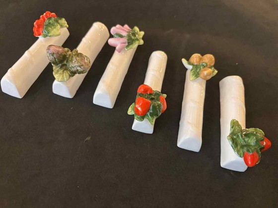 Image 1 of Keramische Majolica Messenleggers Set: Keramische Groente Fruit Bestekhouder, Frankrijk Vintage