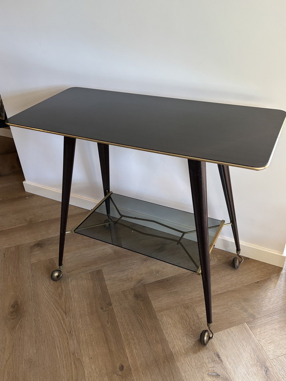 Image 1 of Bijzettafel vintage dans un style moderne du milieu du siècle – messing afwerking, wielen, jaren 1950