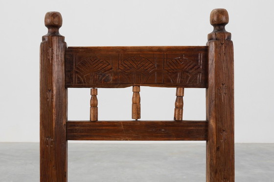 Image 1 of Sedia laterale spagnola in rovere intagliata a mano del XIX secolo con seduta in velluto