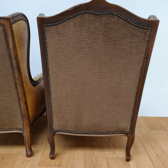 Image 1 of Set di poltrone vintage antiche con braccioli a forma di ala, in stile Queen Anne. Rivestite in pelle di pecora.