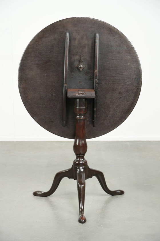 Image 1 of Eleganter und praktischer runder antiker englischer Kipptisch aus dem 18. Jahrhundert mit luxuriöser Farbgebung