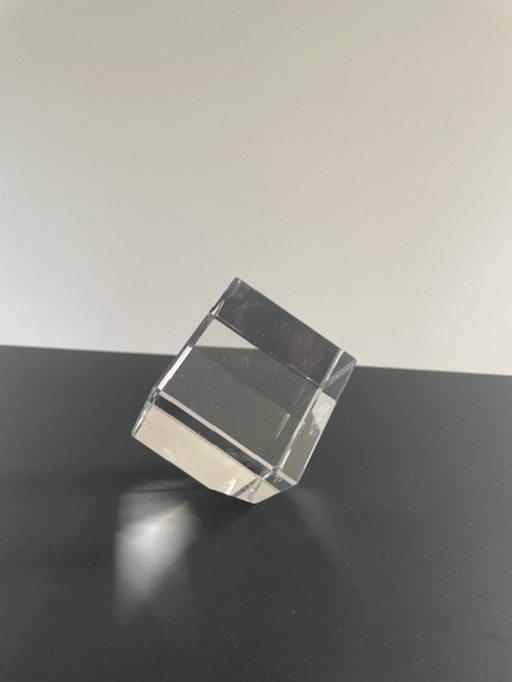 Cubo di vetro inclinato con effetto prismatico