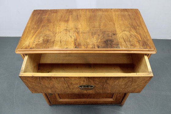 Image 1 of Gabinete antiguo con acabado en nogal, Checoslovaquia