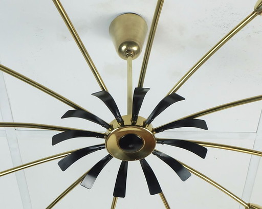 grande lampada da soffitto Sputnik Spider a 12 luci in ottone e metallo nero, anni '50, metà secolo, epoca Stilnovo