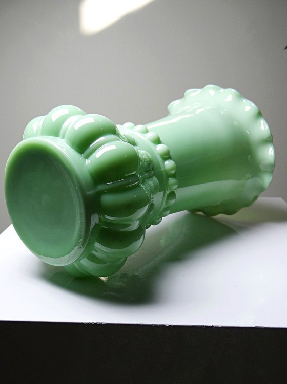 Image 1 of Große antike, geformte Vase aus jadegrünem Opalinkristall, ca. 1900-1930