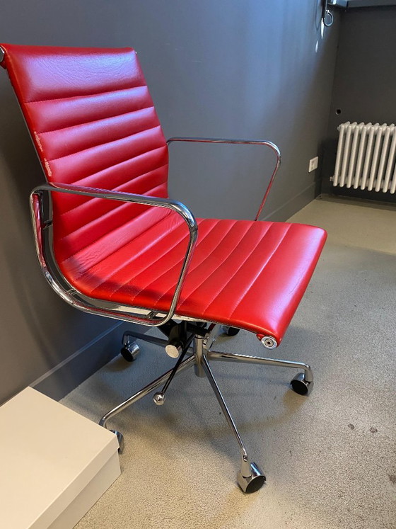 sedia da ufficio rossa Vitra Charles Eames simile con braccioli, Sedie da ufficio, Metallo, Tessile, Rosso (foto 4 di 5)