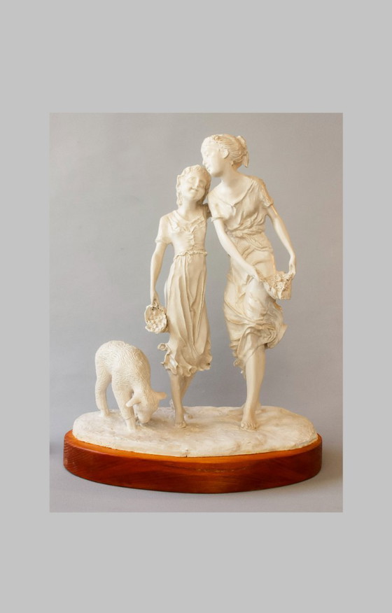 Image 1 of Escultura con niños en el campo. Escultura clásica. Niñas en el campo escultura. Escultura barata.