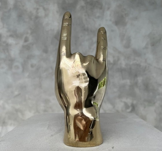 Image 1 of Sculpture en laiton poli faisant le signe de la main « Rock on ».