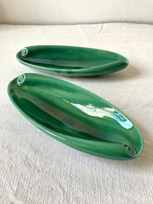 Paire de raviers en céramique vernissée vert émeraude à volutes, années 1950-1960