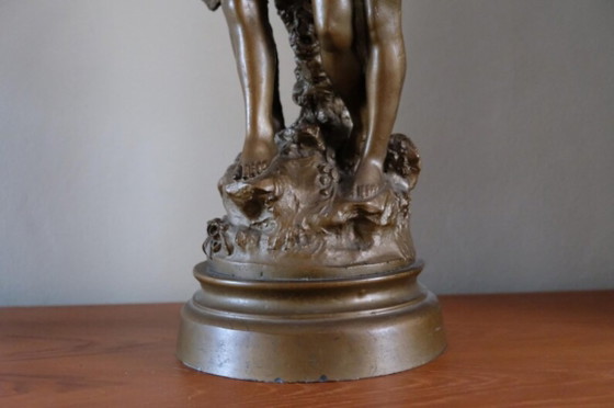 Una estatua dorada/cobriza de un niño y una niña jóvenes enamorados. – Esculturas, Metal (photo 7 of 19)