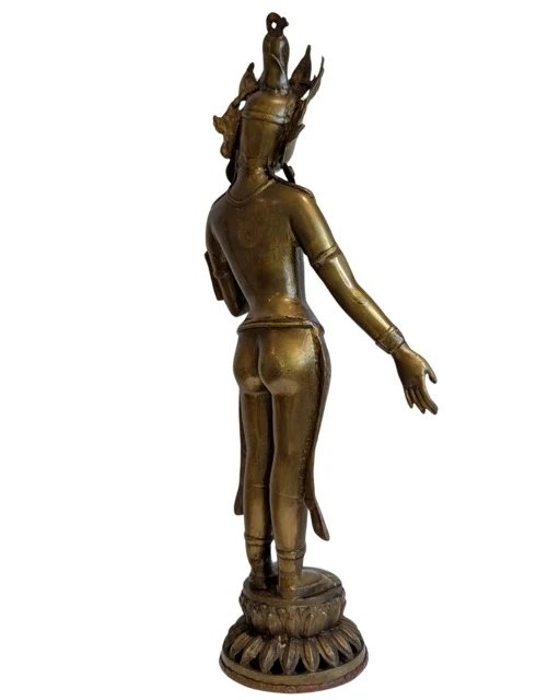 Tara nepalesa de pie en bronce dorado al fuego sobre base de loto, siglos XVIII-principios del XIX (photo 4 of 16)