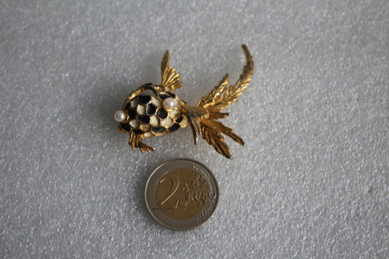 Image 1 of Vintage broche, abstract vismotief, goudkleurig metaal met emaille en parels.