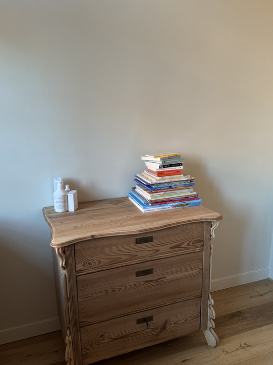 Image 1 of Commode ancienne en pin, style brocante, d'inspiration danoise.