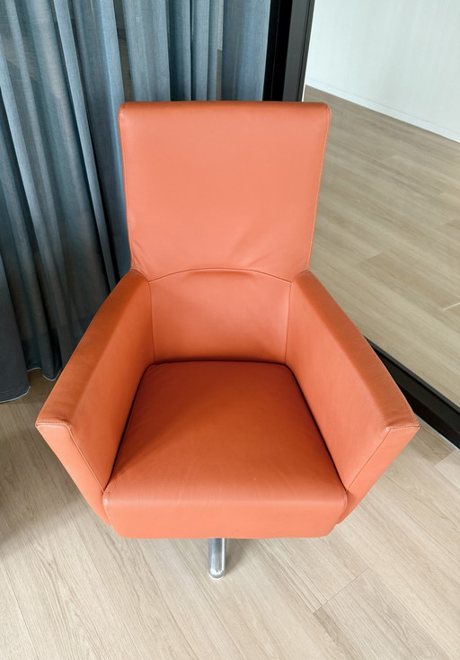 Fauteuil pivotant orange en cuir