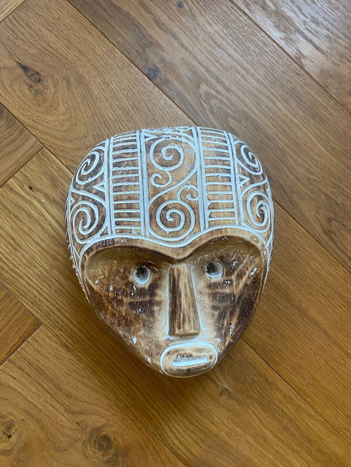 De beaux masques en bois