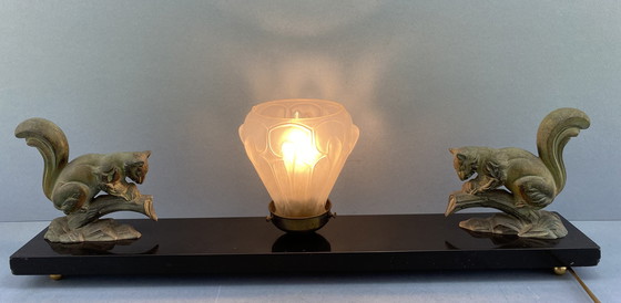 Image 1 of Art Deco Tafellamp | Vintage Marmeren Lamp Met Eekhoorns | Antieke Franse Beeldlamp | 1920s Dierenlamp