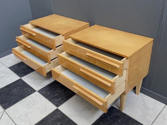 Image 1 of Ensemble de 2 tables de chevet en bois blond des années 1960