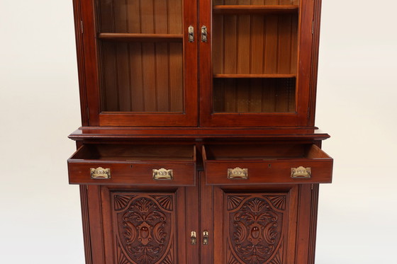 Image 1 of Vetrina o libreria in stile Art Nouveau in rovere con intagli e ante in vetro