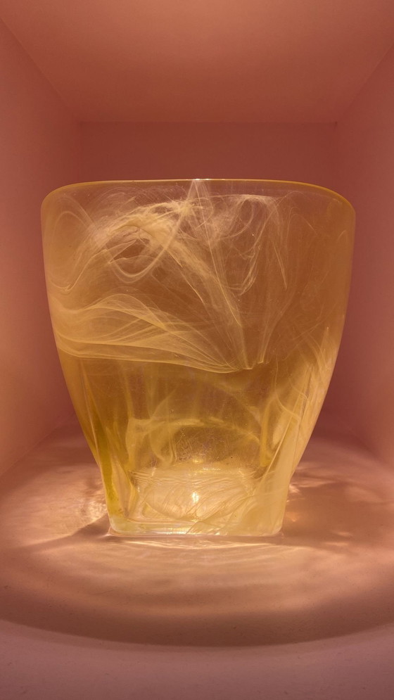 Image 1 of Vintage handgeblazen vaas met Swirl patroon