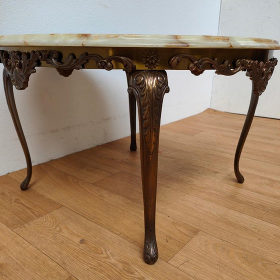 Table basse ronde de style Régence, en laiton avec plateau en marbre onyx. – Tables basses, Marble, Brass (photo 6 of 10)