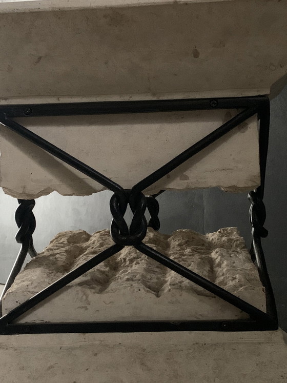Image 1 of Travertin en ijzeren sokkeltafel met "gebroken" ontwerp