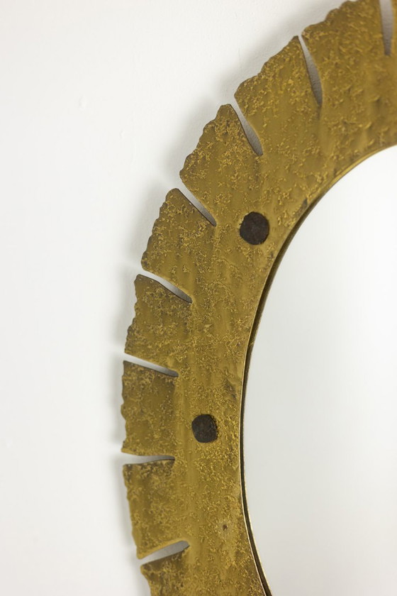 Image 1 of Elliptische spiegel van gehamerd en verguld messing. Jaren 1950-1960.