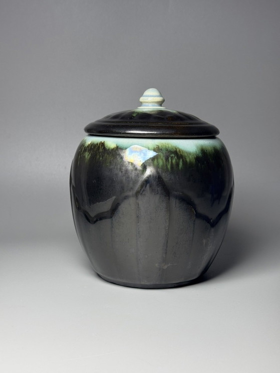 Vaso in ceramica Art Déco con coperchio — Faïencerie De Thulin, Belgio – Oggetti decorativi (photo 3 of 13)