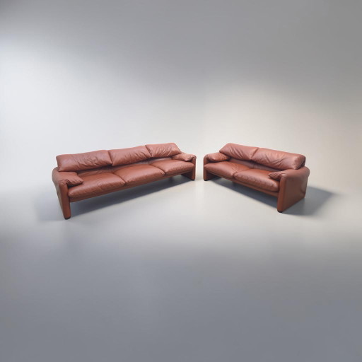 Set da suite Cassina Maralunga con divano di design in pelle.