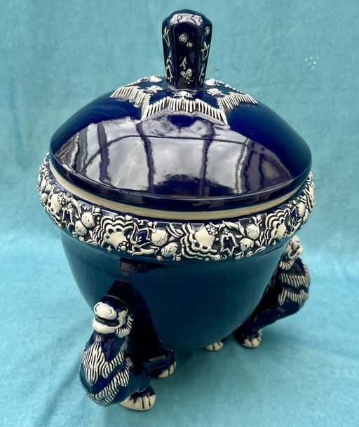 Large ceramic vessel with lid and lion feet - Artful relief, handmade