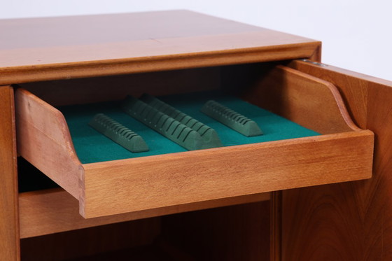 Image 1 of Magnifique commode vintage années 60 | Mid Century Armoire | Rétro Bois Rangement Sideboard #08-19